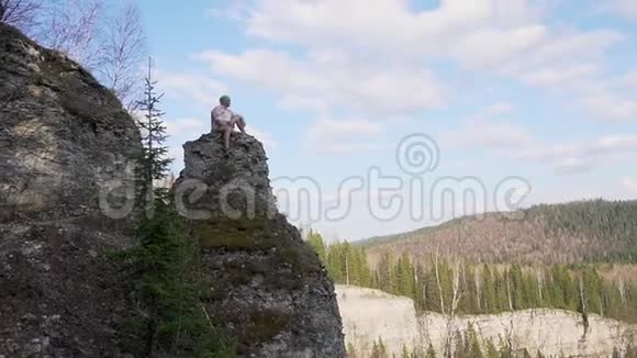 从山顶往下看的年轻徒步旅行者视频的预览图