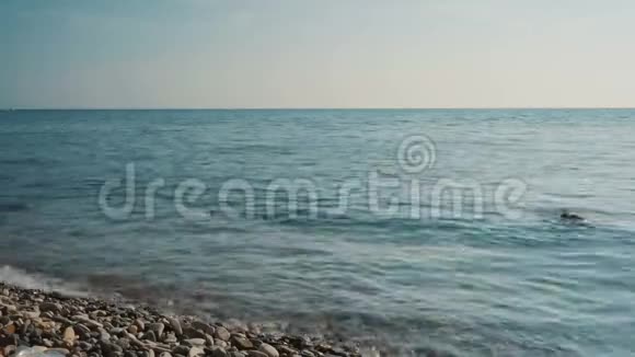 石头在海里跳跃视频的预览图