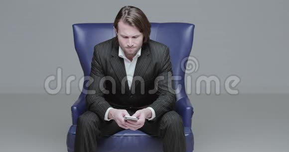 这位穿着黑色西装的英俊青年坐在椅子上他兴奋地说股市游戏汇率下跌野蛮人视频的预览图