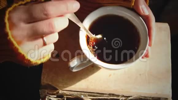 女人用勺子搅动茶视频的预览图