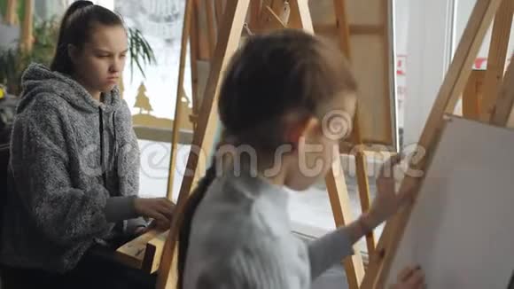 在艺术工作室学习画静物的女孩女孩做轮廓绘制石板铅笔视频的预览图
