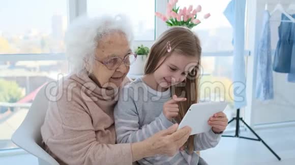 小女孩教奶奶视频的预览图