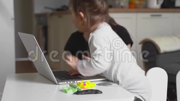 妈妈在家和婴儿一起工作哭着的孩子和压力很大的女人呆在家里视频的预览图