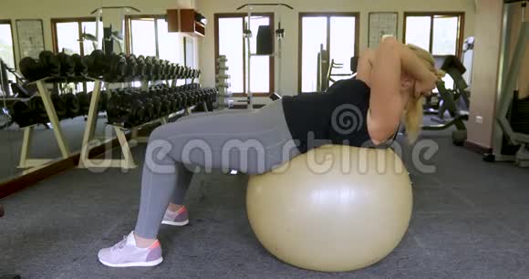 不可辨认的胖女人在健身房健身视频的预览图