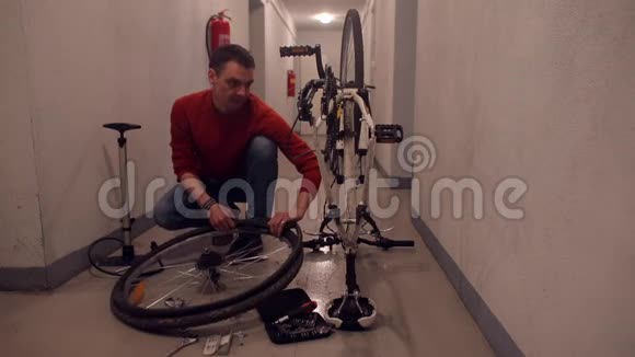 一个人撞了一个自行车轮来修理视频的预览图