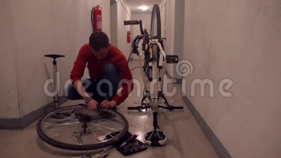 一个人修理自行车车轮视频的预览图