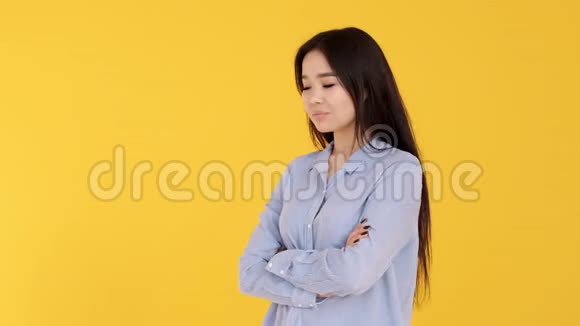 年轻女孩黄色背景情感否认手势分歧不满视频的预览图