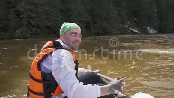 快乐的人乘船在河上游泳侧视在双体船上突袭慢镜头视频的预览图