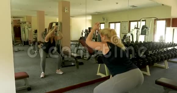 在健身俱乐部集中女性训练视频的预览图