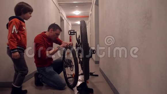 父子正在修理自行车轮视频的预览图