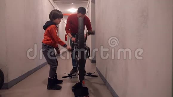 儿子和孩子倒着修理一辆自行车视频的预览图
