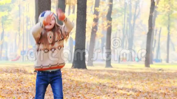 小女孩在秋叶上跳跃视频的预览图