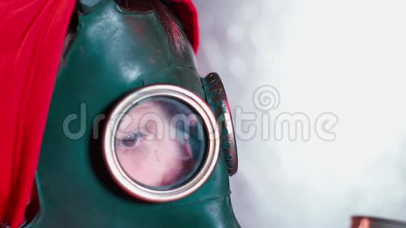 一个戴着防毒面具的惊恐儿童的眼睛特写视频的预览图