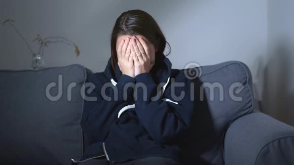 晚上沙发上的年轻女人抑郁睡眠障碍压力概念视频的预览图