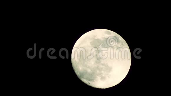阴天夜的满月视频的预览图