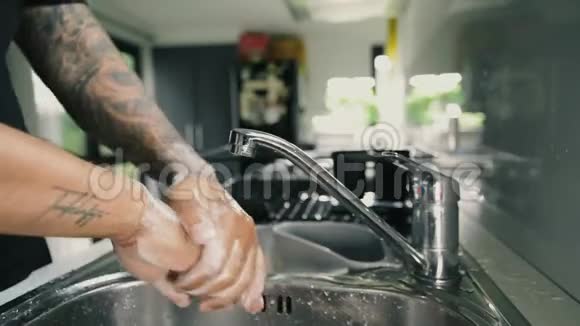 一个男人用泡沫洗手来防止电晕病毒视频的预览图