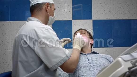 年轻男性牙科诊所修复牙齿视频的预览图