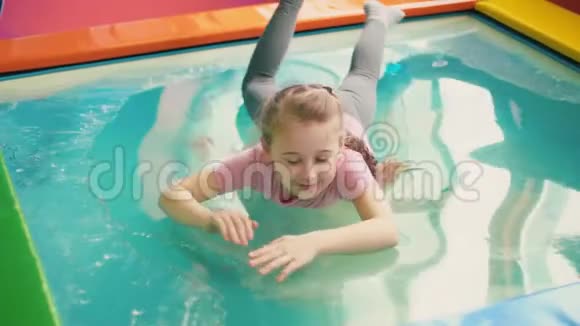 坐在游泳池里的女孩视频的预览图