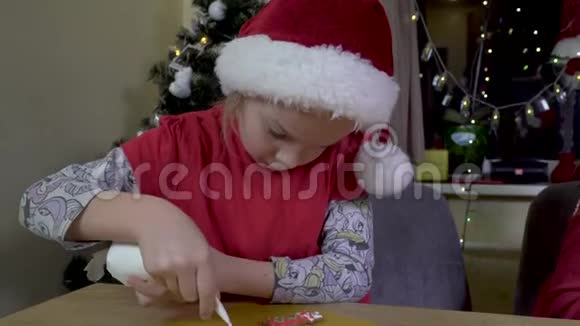 孩子们画圣诞饼干视频的预览图
