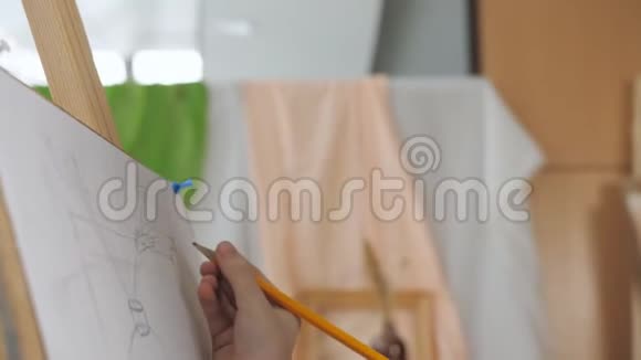 艺术学校里的小女孩在画布上画铅笔素描从生活中画静止的生命视频的预览图