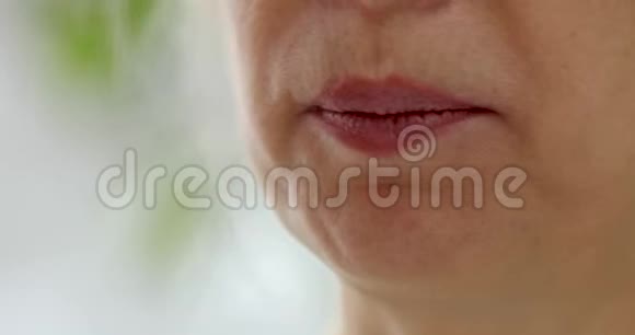 匿名女士的口鼻视频的预览图