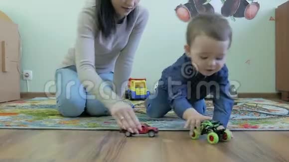 一个孩子在地板上玩妈妈的玩具视频的预览图