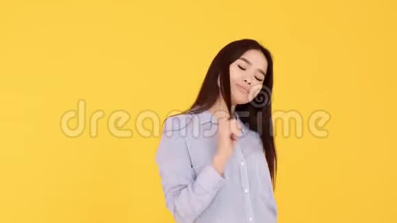 黄色背景的女孩在镜头前摆姿势调情视频的预览图