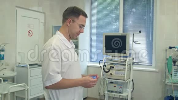 男外科医生在手术室护士洗手时戴上无菌橡胶手套进行手术视频的预览图