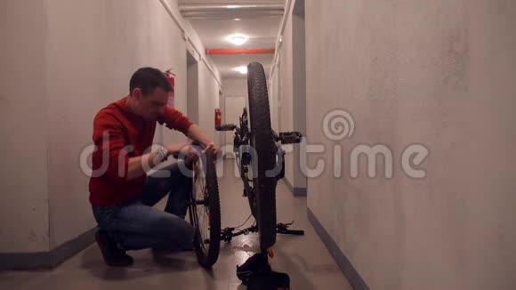 一个人在房子的地下室修理自行车视频的预览图