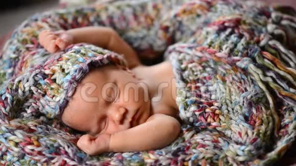 新生儿睡在针织围巾里视频的预览图