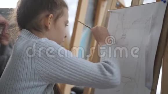 那个8岁的女孩在艺术工作室里画着平静的生活视频的预览图