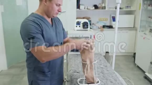 医生准备压缩丝袜并在手术前进行特殊构造视频的预览图