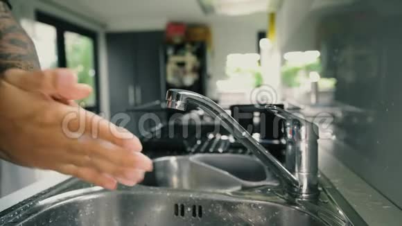 一个男人用泡沫洗手来防止电晕病毒视频的预览图