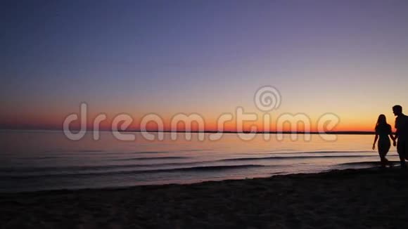 晚上漫步情侣沙滩视频的预览图