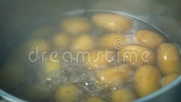 土豆在锅里沸腾视频的预览图