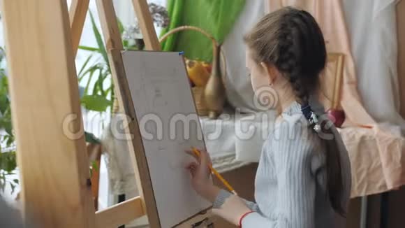 画室8年的女孩画着静物视频的预览图