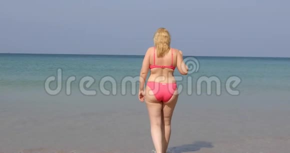 穿着粉色比基尼的女人在水上漫步视频的预览图