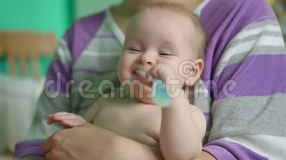可爱的婴儿嘴里有勺子视频的预览图