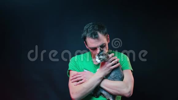 有趣的动物驯兽师手臂上摆着一只猫视频的预览图