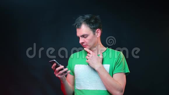 一个男人在智能手机上输入短信的肖像视频的预览图