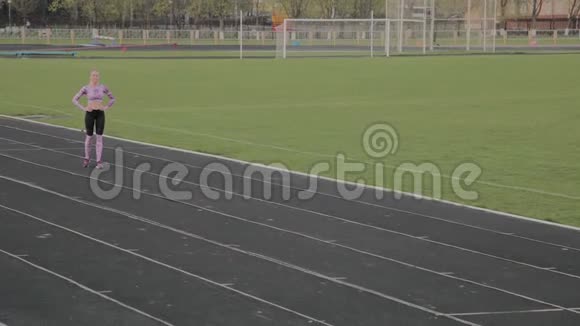 那个女孩在体育场跑步视频的预览图