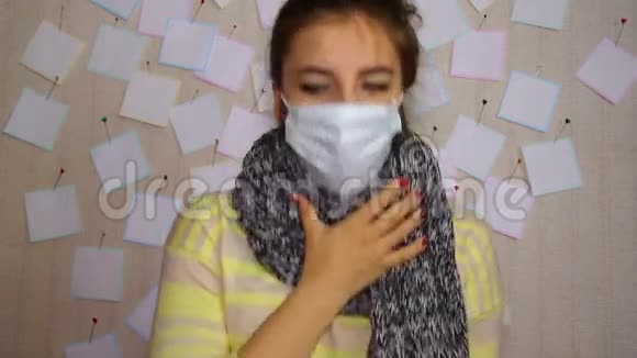 年轻生病的女孩咳嗽坐着等着看医生视频的预览图