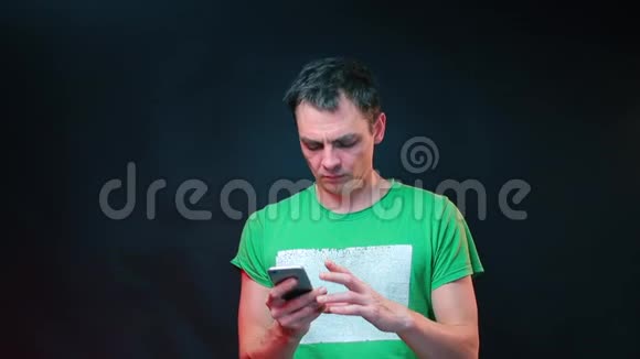 一个男人使用智能手机开始使用声控拨号视频的预览图