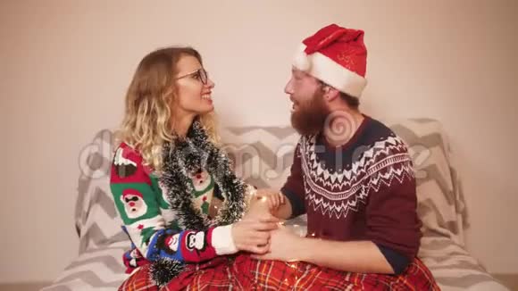 女孩给男朋友一个圣诞惊喜视频的预览图