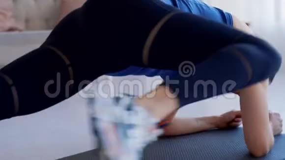 女孩做这项运动把膝盖放在木板上视频的预览图