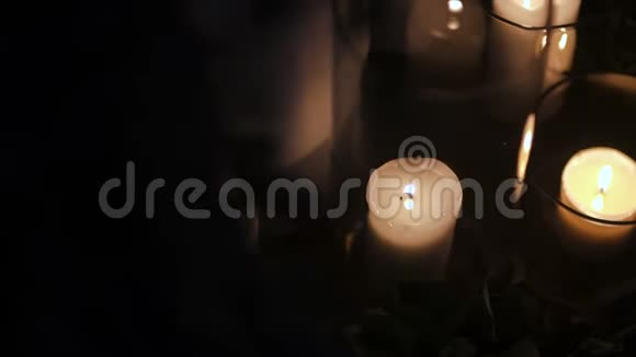 在黑色背景上点燃蜡烛视频的预览图