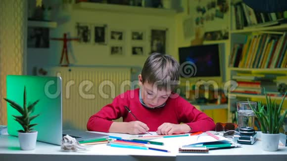这孩子在学校的一张桌子上做作业视频的预览图