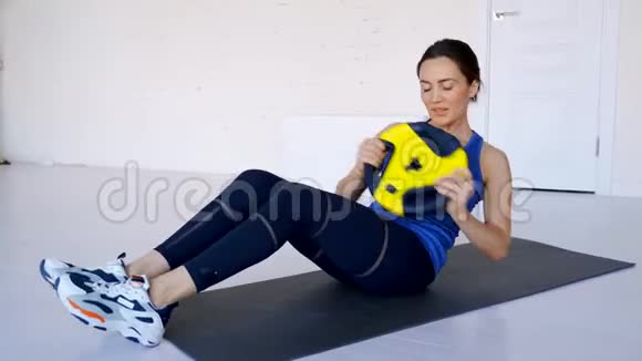 女孩在腹直肌和斜肌上做运动视频的预览图