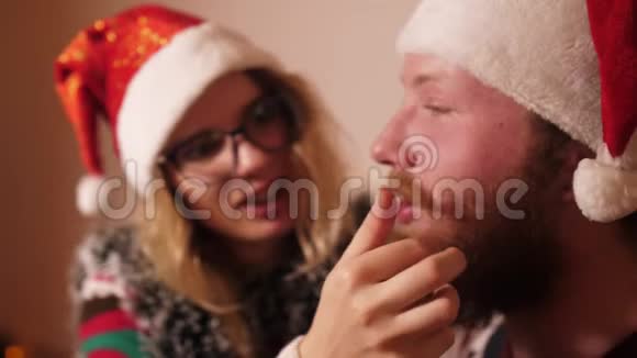 女孩扭着男朋友的胡子过圣诞节视频的预览图