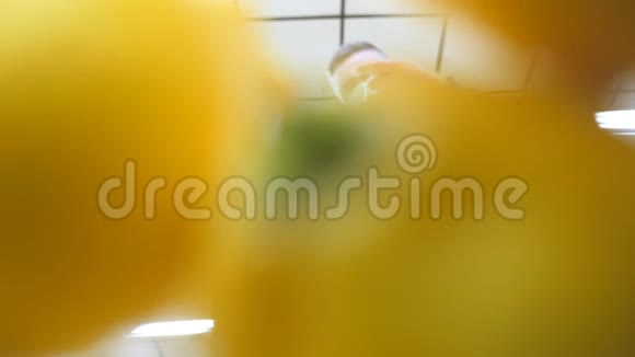 一个戴着医用口罩的男人在超市挑选柠檬从杂货店柜台拿水果的人买方选择视频的预览图